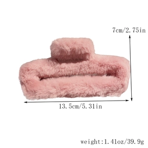 Pince à cheveux carrée en peluche rose pour femme mesurant 13,5 cm sur 7 cm