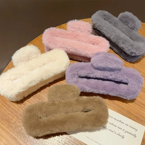Grandes pinces à cheveux carrées en peluche en beige, rose, gris, violet et marron