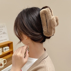 Grande pince à cheveux carrée en peluche marron pour coiffures élégantes de femmes