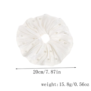 Détail du chouchou géant blanc crème de 20 cm avec perles blanches et texture satinée