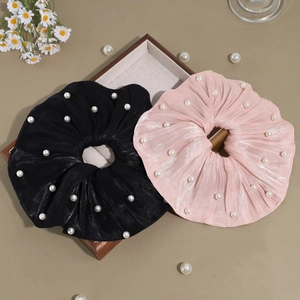 Chouchous perles surdimensionnés style français noir et rose sur plateau en bois