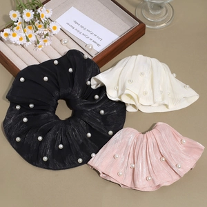 Ensemble de grands chouchous à perles élégants en noir, crème et rose, texture satinée
