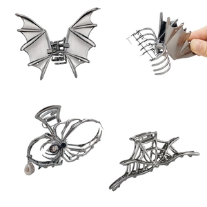 Vues détaillées des pinces à cheveux gothiques en alliage avec motifs chauve-souris et araignée
