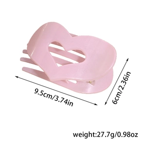 Pinza per capelli rosa a forma di cuore con dimensioni e dettagli del peso su fondo bianco