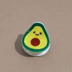 Vue macro d'un support de téléphone avocat mignon avec un design de visage souriant