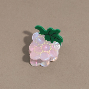 Détail d'une mini pince à cheveux raisin en acétate rose nacré et feuille verte