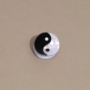 Détail d'une pince à cheveux ronde Yin Yang en acétate nacré de qualité supérieure