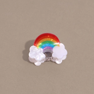 Détail d'une pince à cheveux arc-en-ciel avec nuages nacrés et petites dents en acrylique