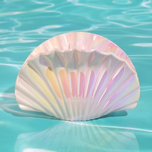 Pinza per capelli a conchiglia perlata con riflessi arcobaleno e finitura olografica in acqua