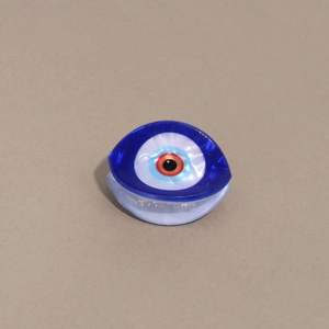 Vue détaillée de la pince à cheveux en acrylique avec motif œil bleu en résine polie
