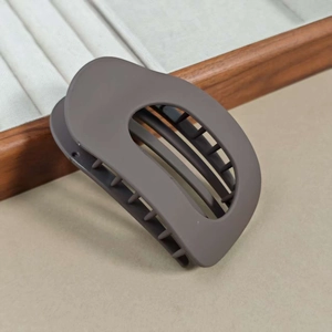 Pince à cheveux ovale taupe mat avec découpe rectangulaire et dents de maintien solides