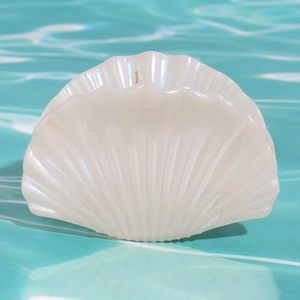 Elegante pinza per capelli a conchiglia bianco perla con finitura iridescente e oro
