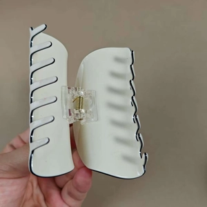 Pince à cheveux visage de fantôme blanc crème avec motifs de vagues noires