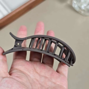 Pince à cheveux ovale marron mat avec un design incurvé minimaliste pour femmes