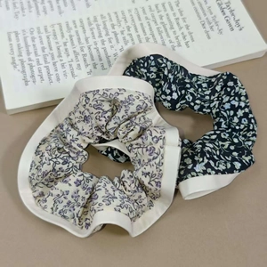Lot de chouchous à fleurs avec bordure en satin sur un fond de style minimaliste