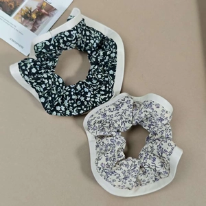 Lot de chouchous à fleurs avec bords plissés blancs en tissu noir et crème