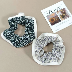 Lot de deux chouchous floraux avec motifs verts et beiges et bords en tissu blanc