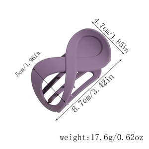 Détail d'une pince à cheveux mate violette en forme d'infini avec dimensions et poids