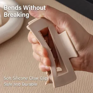 Pince à cheveux flexible en silicone beige avec finition mate et design creux