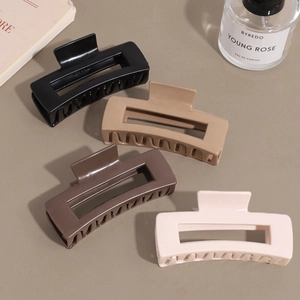 Lot de quatre pinces à cheveux rectangulaires mates en noir, latte, marron et rose