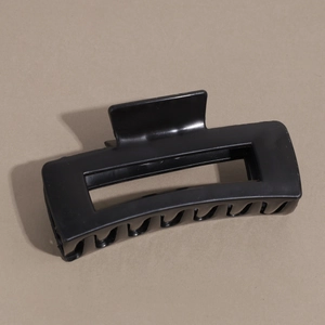 Vue détaillée d'une pince à cheveux rectangulaire noir mat au design évidé élégant