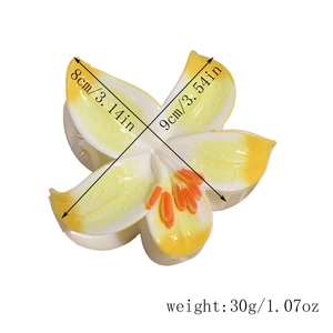 Detail view of flower hair claw with white yellow gradient and size 8cm 3.14in