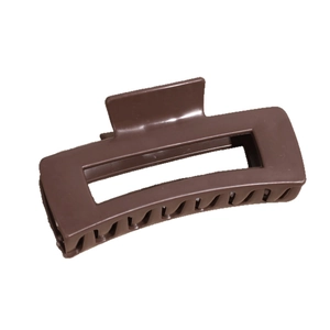 Pince à cheveux rectangulaire marron foncé en silicone souple avec design évidé sur blanc