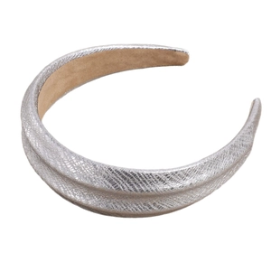 Fashionable silver snake skin pattern padded headband with high-top wide-brim design