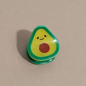 Détail d'une pince à cheveux avocat mignonne avec finition brillante et visage souriant
