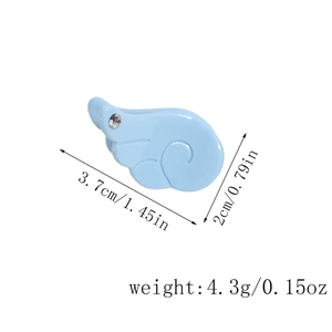 Détail de la mini pince à cheveux ailes d'ange, dimensions 3,7 cm avec une finition bleu clair