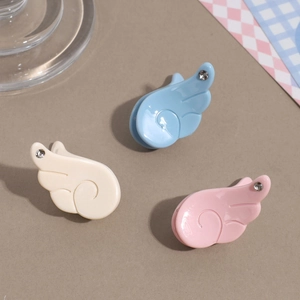 Lot de trois jolies pinces à cheveux ailes d'ange avec strass en bleu, crème et rose