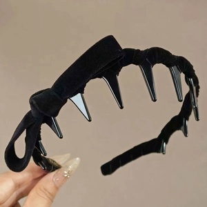Velvet wavy headband with bow and teeth combs for volume in classic black finish