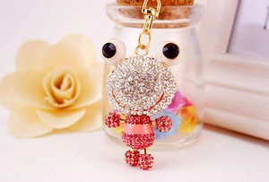Vue détaillée d'un porte-clés grenouille étincelant avec strass roses et crochet doré