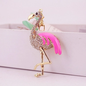 Porte-clés flamant doré avec ailes en émail rose et strass blancs brillants