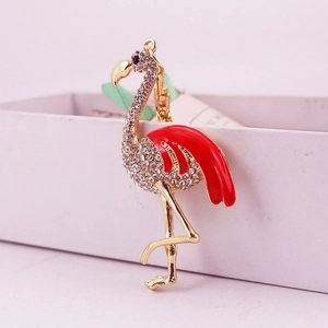 Porte-clés flamant rose doré avec émail rouge et strass suspendu sur une boîte