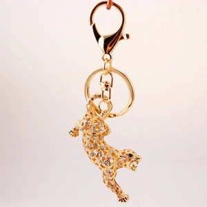 Sparkling leopard keychain with gold plating and white crystals for luxury bag decor