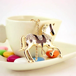 Porte-clés cheval de manège créatif avec strass brillants et finition en métal doré