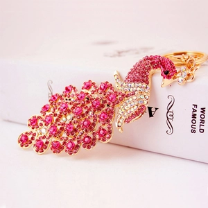 Bunter Pfau-Schlüsselanhänger mit rosa Kristallen und Goldmetall-Karabiner