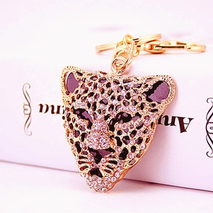 Sparkling leopard head keychain with gold metal plating and crystal rhinestones