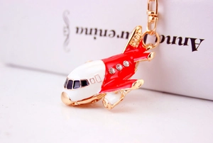 Détail du porte-clés avion A380 en émail rouge et blanc avec placage or et strass brillants