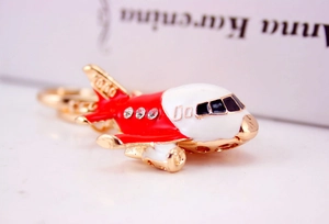 Détail du porte-clés avion A380 doré avec émail rouge et strass brillants décoratifs