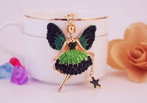 Détail du porte-clés fée ange avec strass verts et noirs et pendentif étoile
