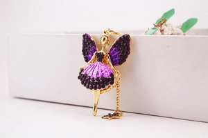 Porte-clés ange avec strass violets et pendentif étoile dorée en vue rapprochée