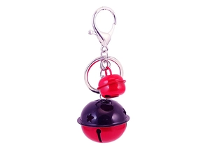 Dettaglio portachiavi con campanello rosso e nero, stelle intagliate e gancio silver