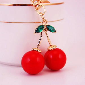 Porte-clés cerise rouge mignon avec chaîne dorée et feuilles en cristal vert
