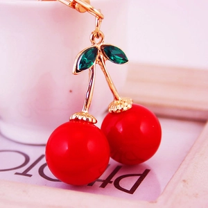 Porte-clés cerise rouge créatif avec strass verts et pendentif en métal doré élégant