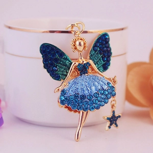 Porte-clés ange créatif avec strass bleus sur un pendentif de fée en métal doré