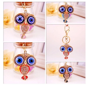 Détail de porte-clés hibou colorés avec cristaux et fermoirs à ressort dorés