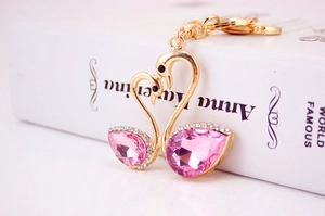 Makroaufnahme Schwanen-Schlüsselanhänger mit rosa Kristallen und Gold-Herzdesign