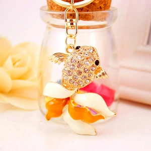 Porte-clés carpe koi exquis avec strass blancs et finition émail dégradé jaune et orange